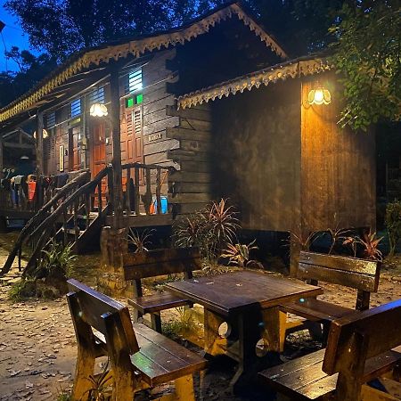 Rustic Chalet - Dahlia N Mawar At Sedim Vista Kulim Eksteriør billede